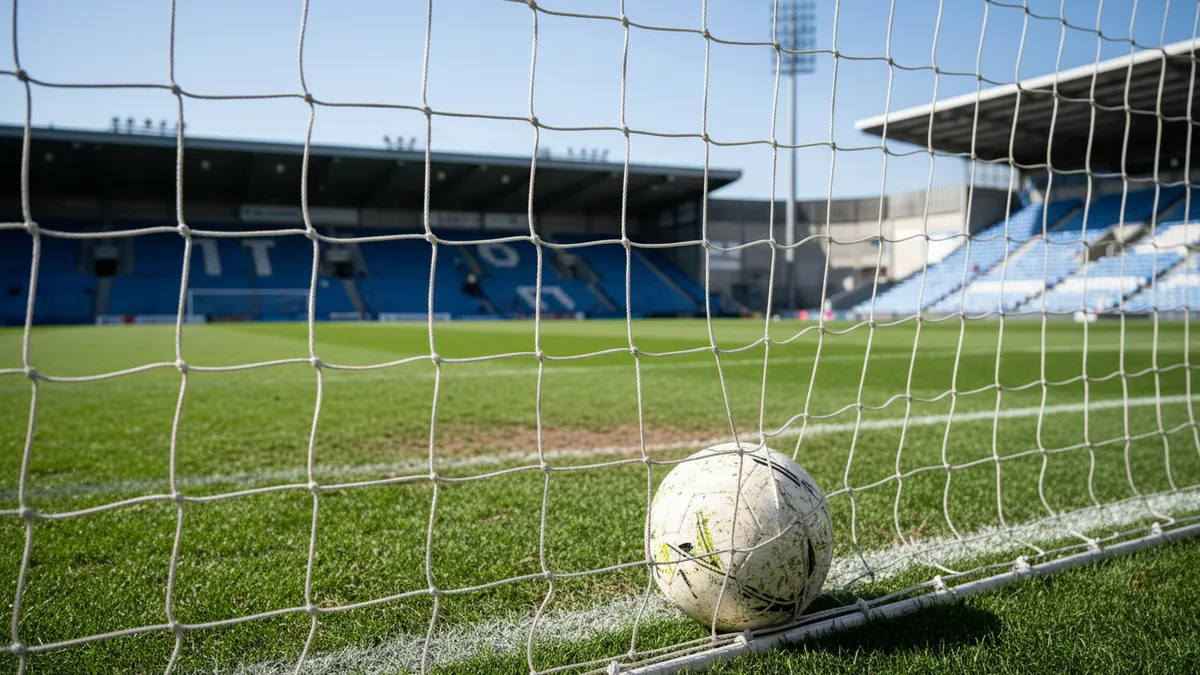 La red de la portería de la Premier League con el balón después de un gol.